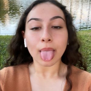 Meet your Posher, Valeria